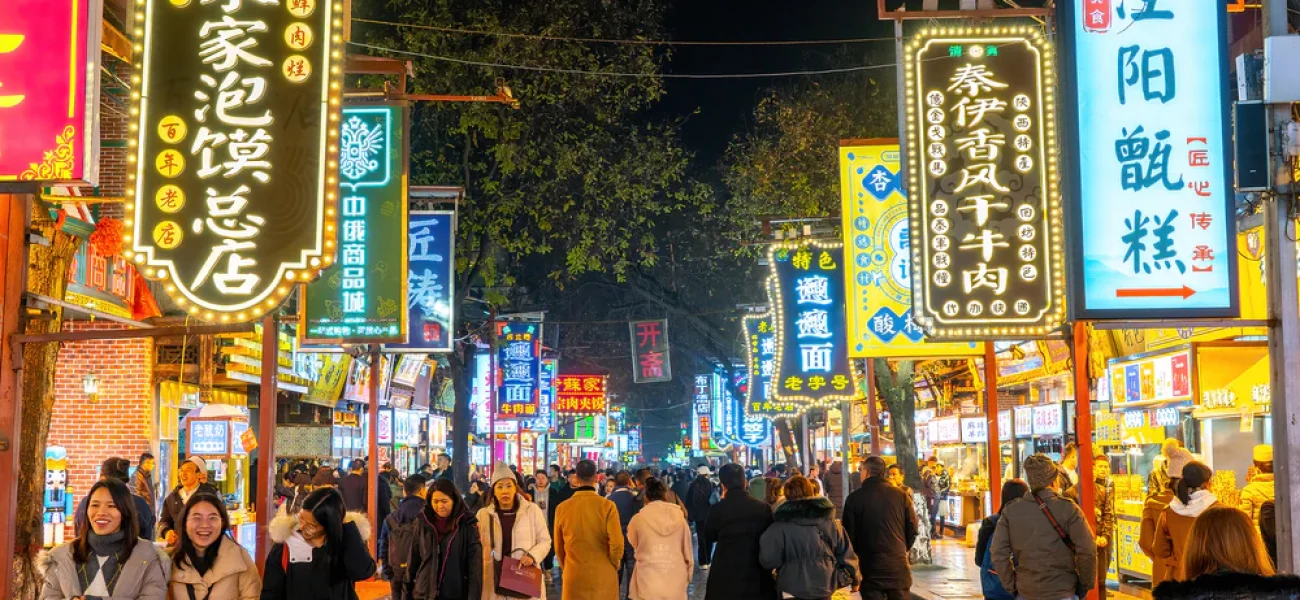 Street_food_night_market_with_crowed_pedestrain_street_in_the_Muslim_Quarter_at_Xi_an_China