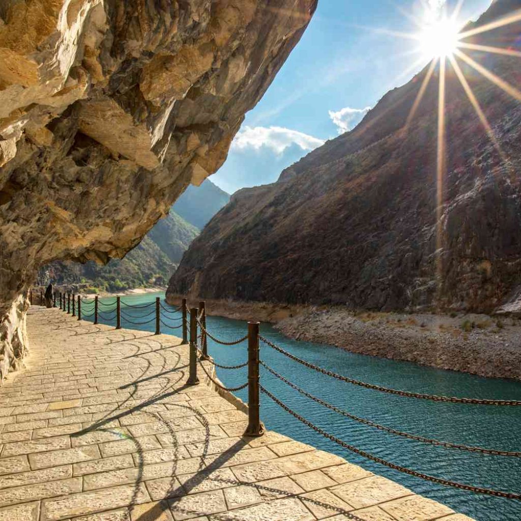 tiger-leaping-gorge--deepest-mountain-hole-in-world--in-lijiang--yunnan-province--china--927478034-000a2343884a4d428b1ddf738f46b195