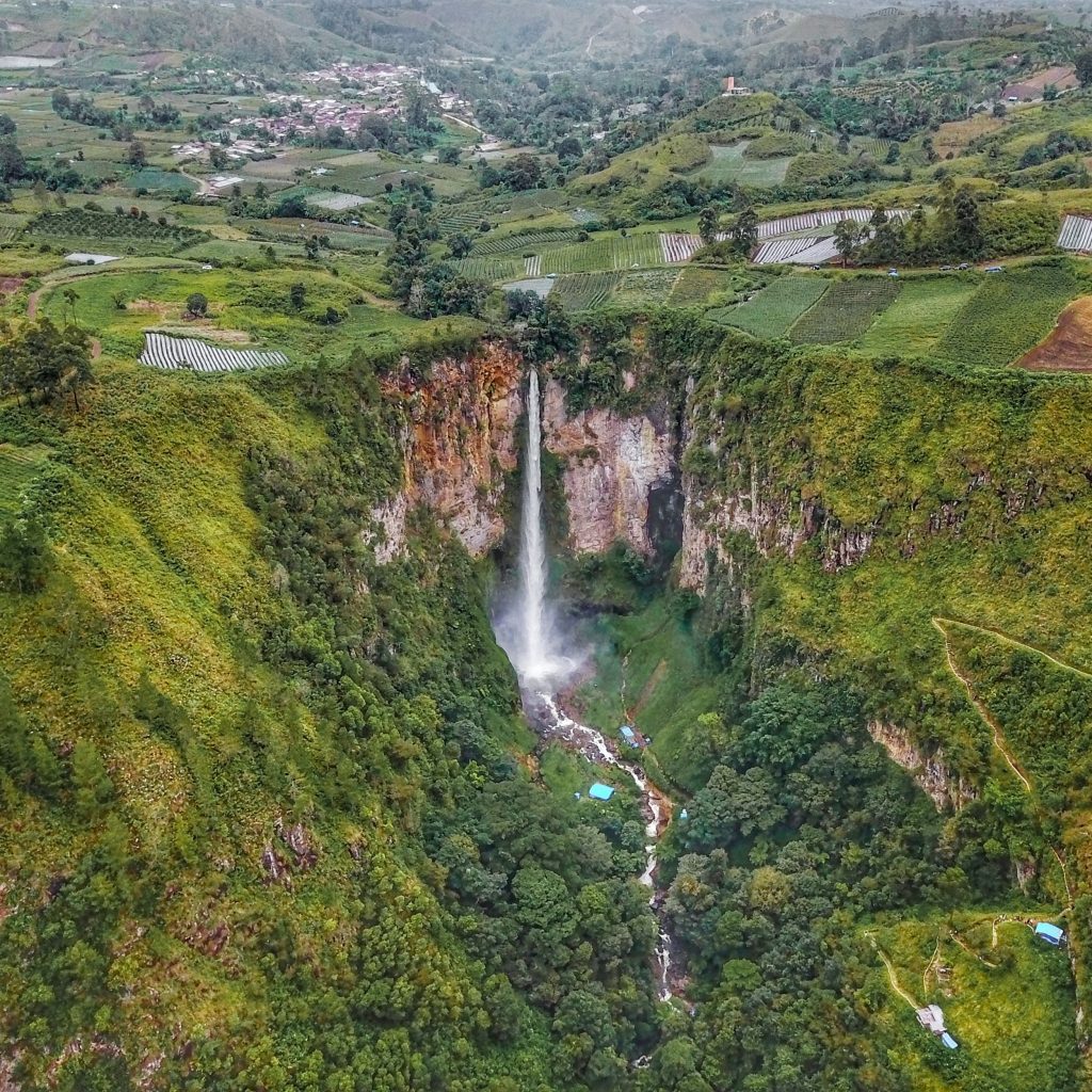 air terjun sipiso-piso