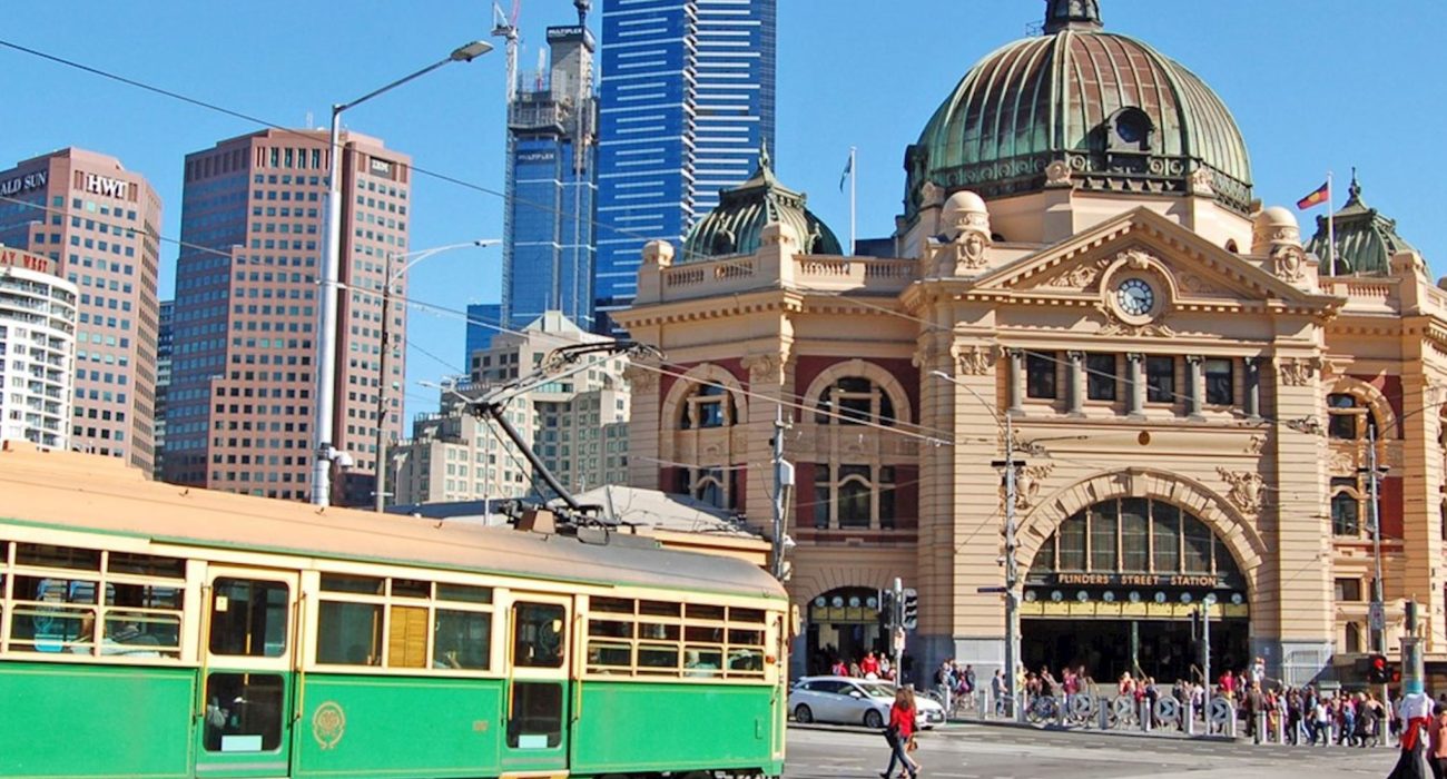 16026800-tram-at-flinders-street-station-melbourne